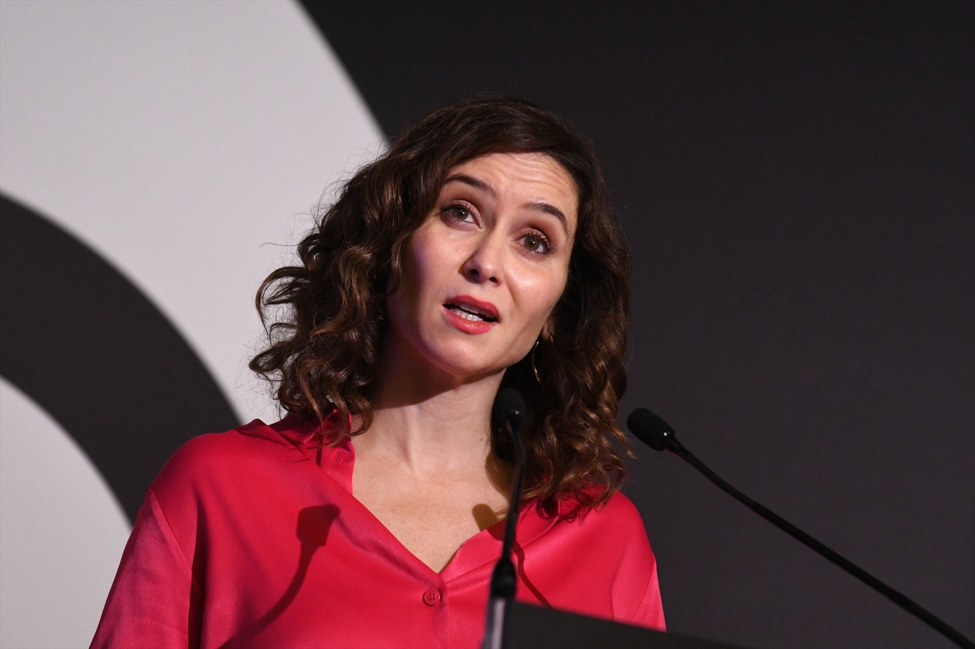 Ayuso alerta de la "situación límite" en España: "El daño que se está generando es irreversible" Ayuso alerta de la "situación límite" en España: "El daño que se está generando es irreversible"