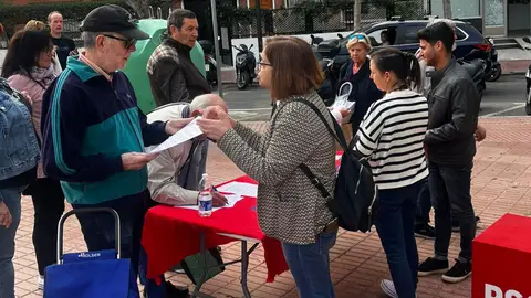 El PSOE de Benidorm sale a la calle para asesorar a los vecinos sobre cómo alegar contra la subida de IBI y tasa de basura El PSOE de Benidorm sale a la calle para asesorar a los vecinos sobre cómo alegar contra la subida de IBI y tasa de basura