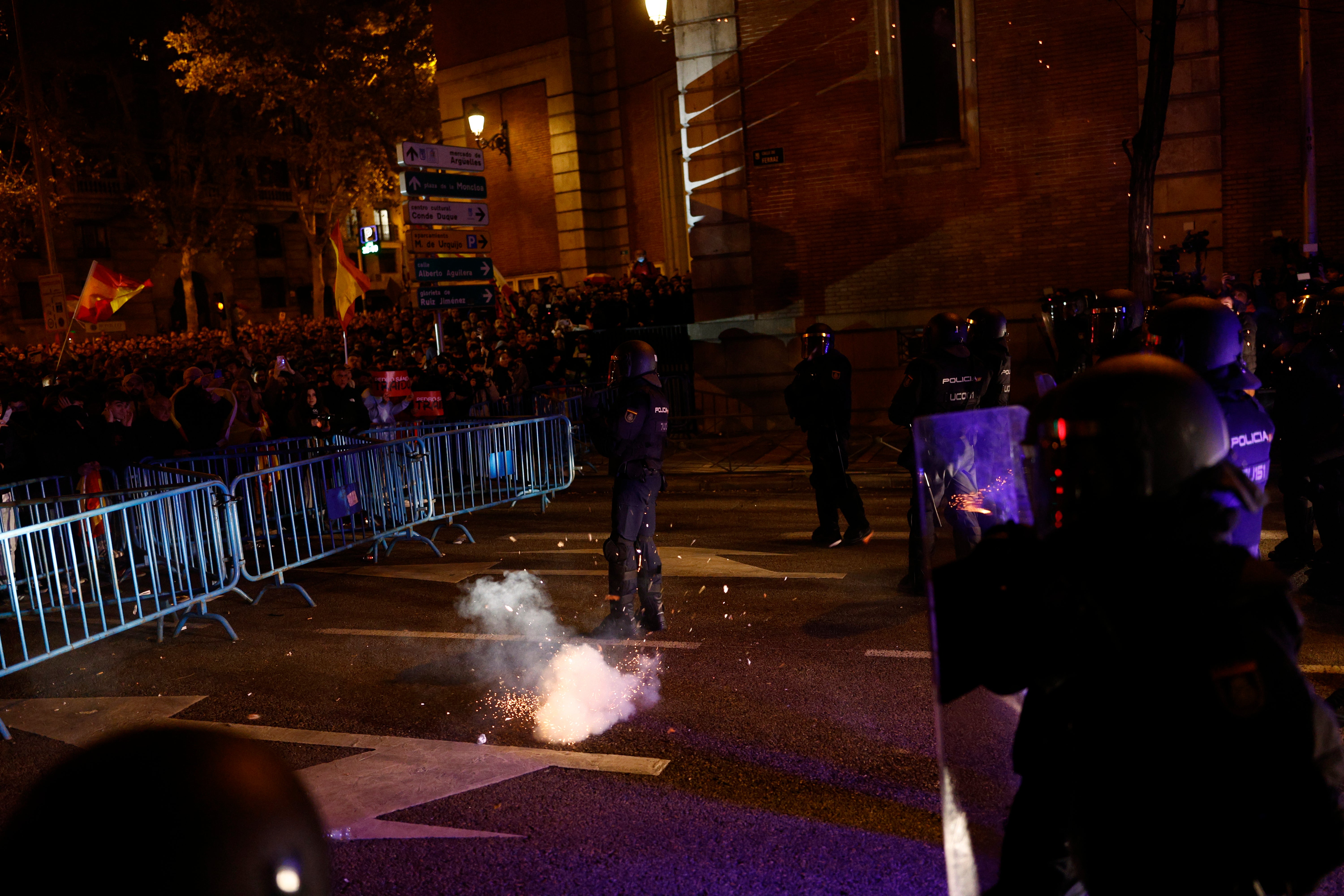 Al menos diez detenidos en el séptimo día de protestas tras el acuerdo entre PSOE y Junts Al menos diez detenidos en el séptimo día de protestas tras el acuerdo entre PSOE y Junts