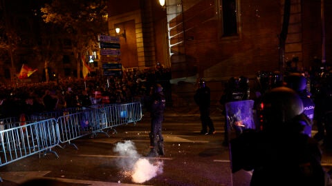 La Policía carga en Ferraz en el séptimo día de protestas tras el acuerdo PSOE - Junts