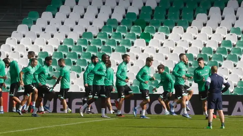 Los jugadores del Betis entrenan en el Estadio Benito Villamarín. Los jugadores del Betis entrenan en el Estadio Benito Villamarín.