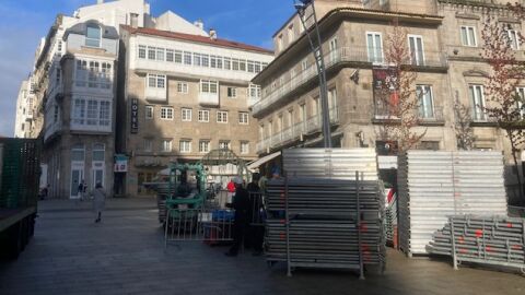 Obras de instalación del árbol de Navidad en la Puerta del Sol