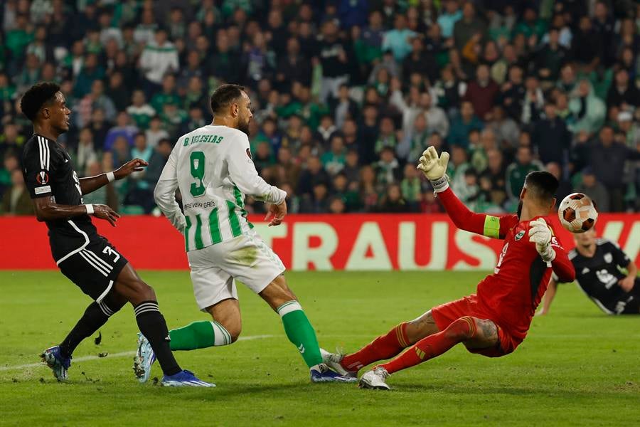 El Betis ultima la salida de Borja Iglesias y negocia la de Luiz Henrique El Betis ultima la salida de Borja Iglesias y negocia la de Luiz Henrique