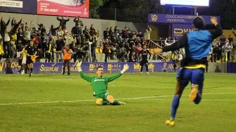Momento del pitido final en los Arcos, en el partido de Copa del Rey que enfrentó al Orihuela CF con el Nástic y que le valió la clasificación a los escorpiones tras los penaltis Momento del pitido final en los Arcos, en el partido de Copa del Rey que enfrentó al Orihuela CF con el Nástic y que le valió la clasificación a los escorpiones tras los penaltis