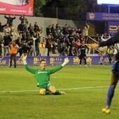 Momento del pitido final en los Arcos, en el partido de Copa del Rey que enfrentó al Orihuela CF con el Nástic y que le valió la clasificación a los escorpiones tras los penaltis