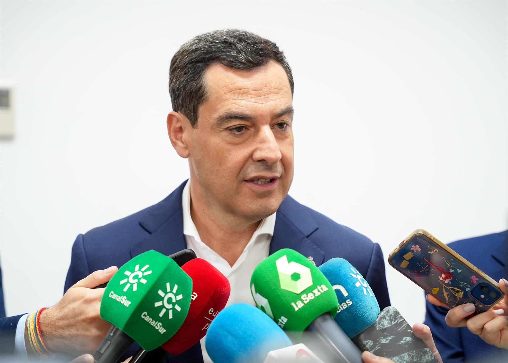 Moreno ve un "despropósito colosal" el acuerdo PSOE-Junts: "Una humillación para España", fruto del "egoísmo" de Sánchez Moreno ve un "despropósito colosal" el acuerdo PSOE-Junts: "Una humillación para España", fruto del "egoísmo" de Sánchez