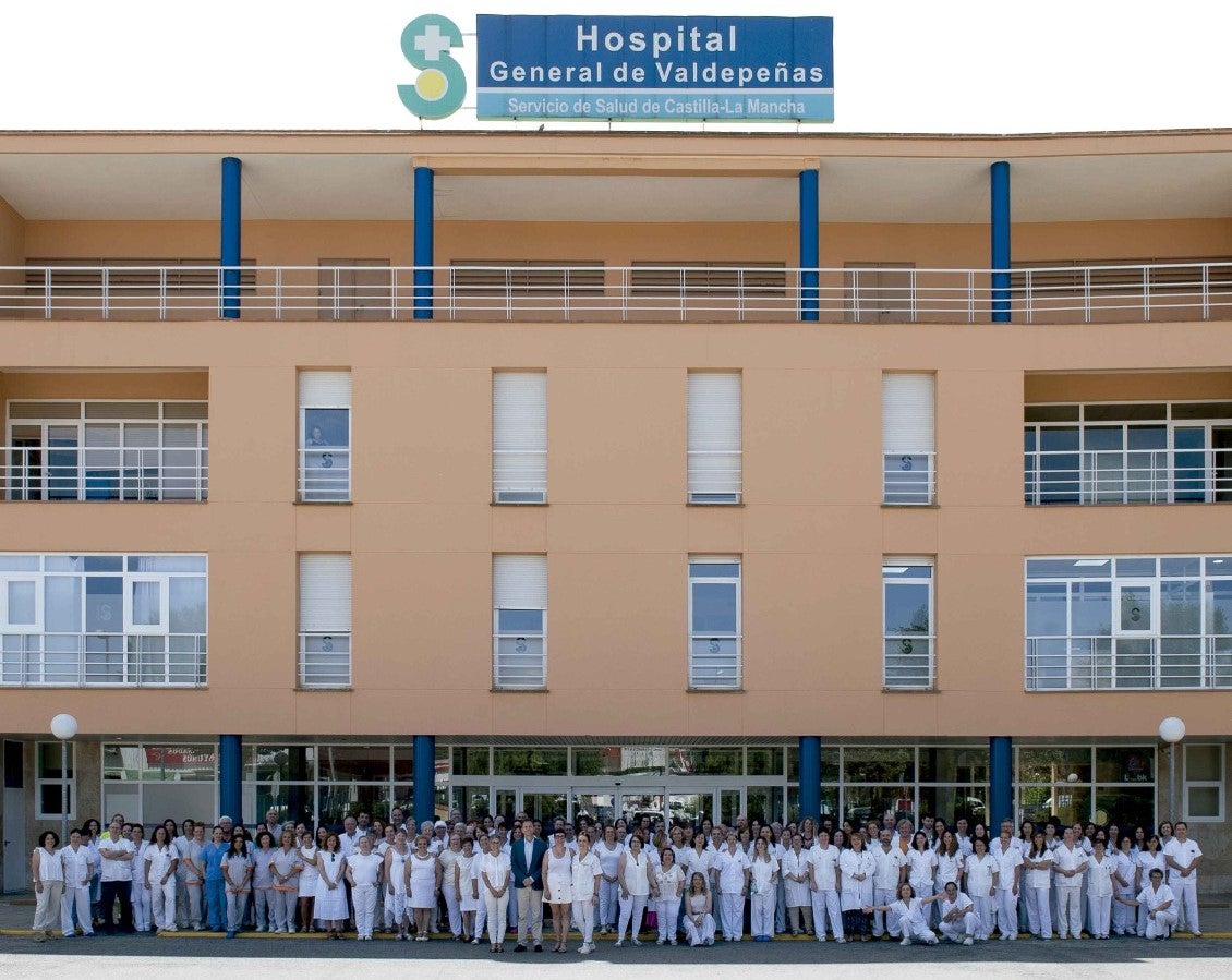 Rosae dedica su calendario 2024 a los profesionales del Hospital General de Valdepeñas Rosae dedica su calendario 2024 a los profesionales del Hospital General de Valdepeñas