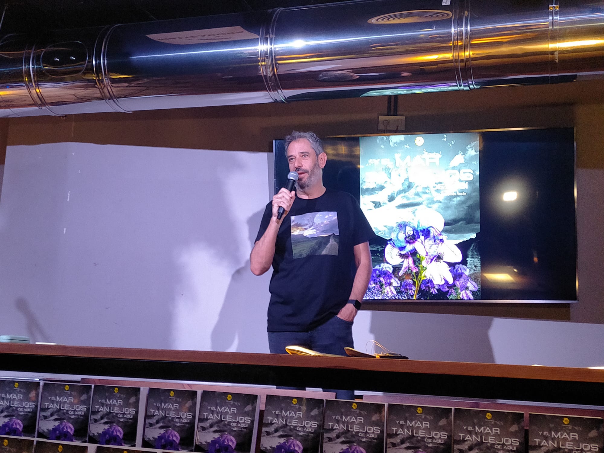 José Sanromán presenta su segunda novela "Y el mar tan lejos de aquí" José Sanromán presenta su segunda novela "Y el mar tan lejos de aquí"