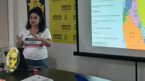 Nilufar Saberi en un momento de su conferencia en la sede de AI Coruña Nilufar Saberi