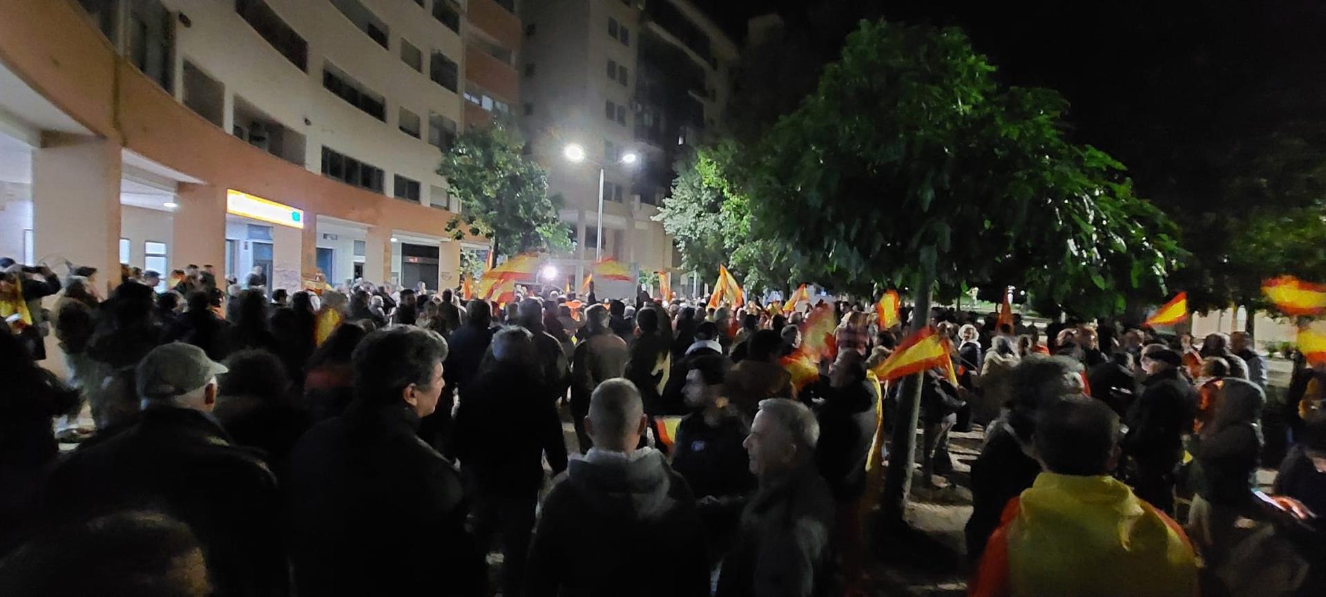 En torno a medio millar de personas se concentraban este jueves frente a la sede del PSOE de Cáceres en contra del acuerdo con Junts En torno a medio millar de personas se concentraban este jueves frente a la sede del PSOE de Cáceres en contra del acuerdo con Junts