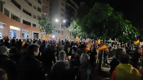 En torno a medio millar de personas se concentraban este jueves frente a la sede del PSOE de Cáceres en contra del acuerdo con Junts En torno a medio millar de personas se concentraban este jueves frente a la sede del PSOE de Cáceres en contra del acuerdo con Junts