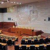 PP y Vox derogarán la Ley de Memoria Democrática de Extremadura, pero los Populares no le "compran" el Pin Parental a sus socios