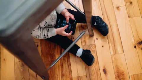 Retrasar el uso del móvil protege la salud mental Retrasar el uso del móvil protege la salud mental