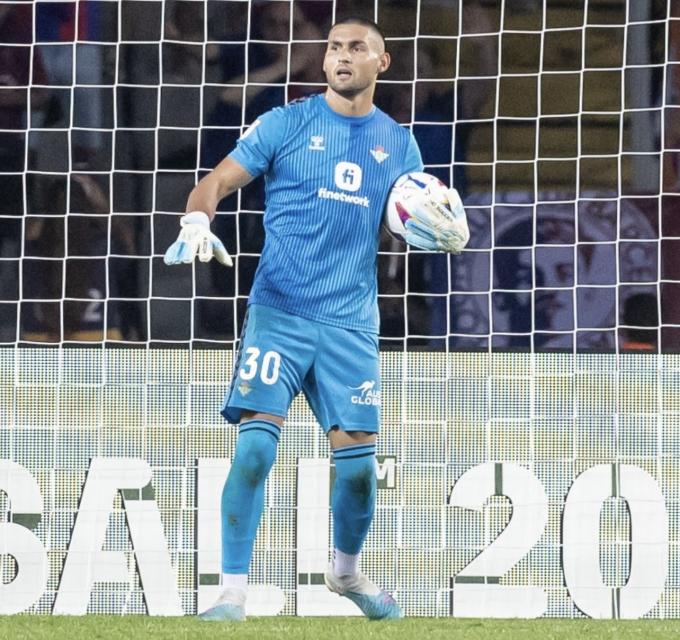 Fran Vieites apunta a la portería bética en el derbi Fran Vieites apunta a la portería bética en el derbi