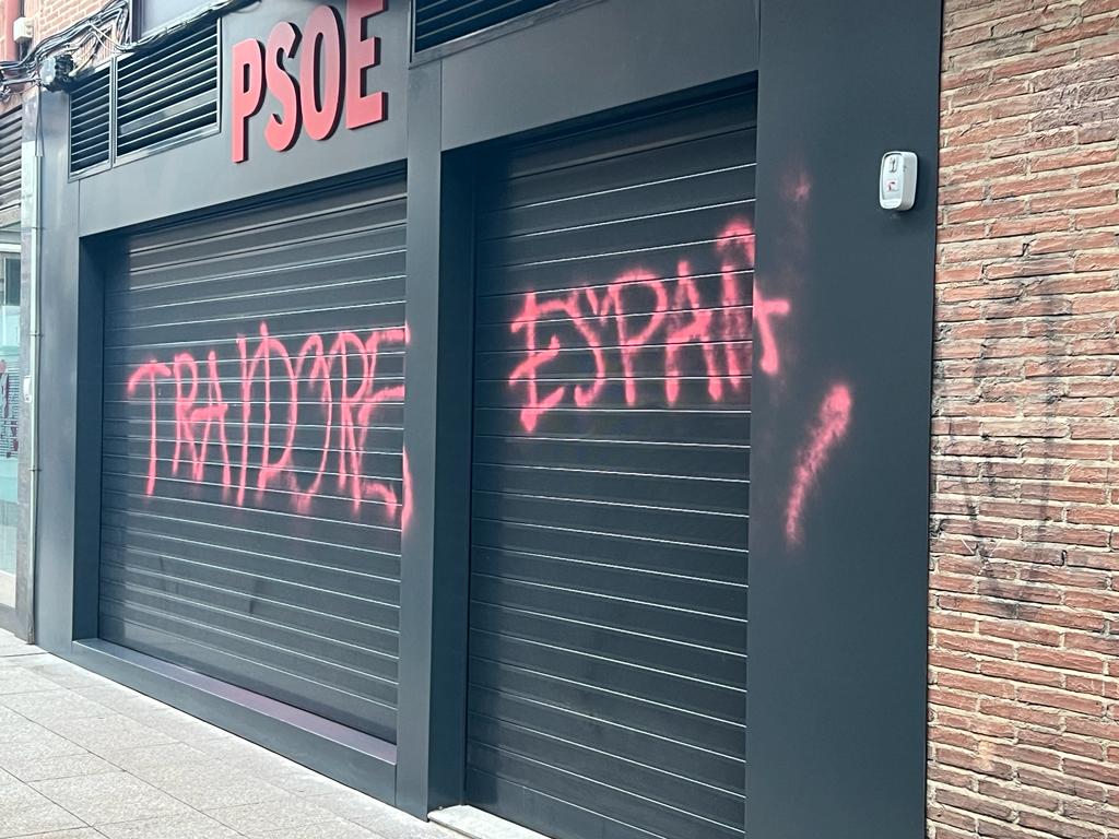 Realizan pintadas en la sede del PSOE en Palencia Realizan pintadas en la sede del PSOE en Palencia