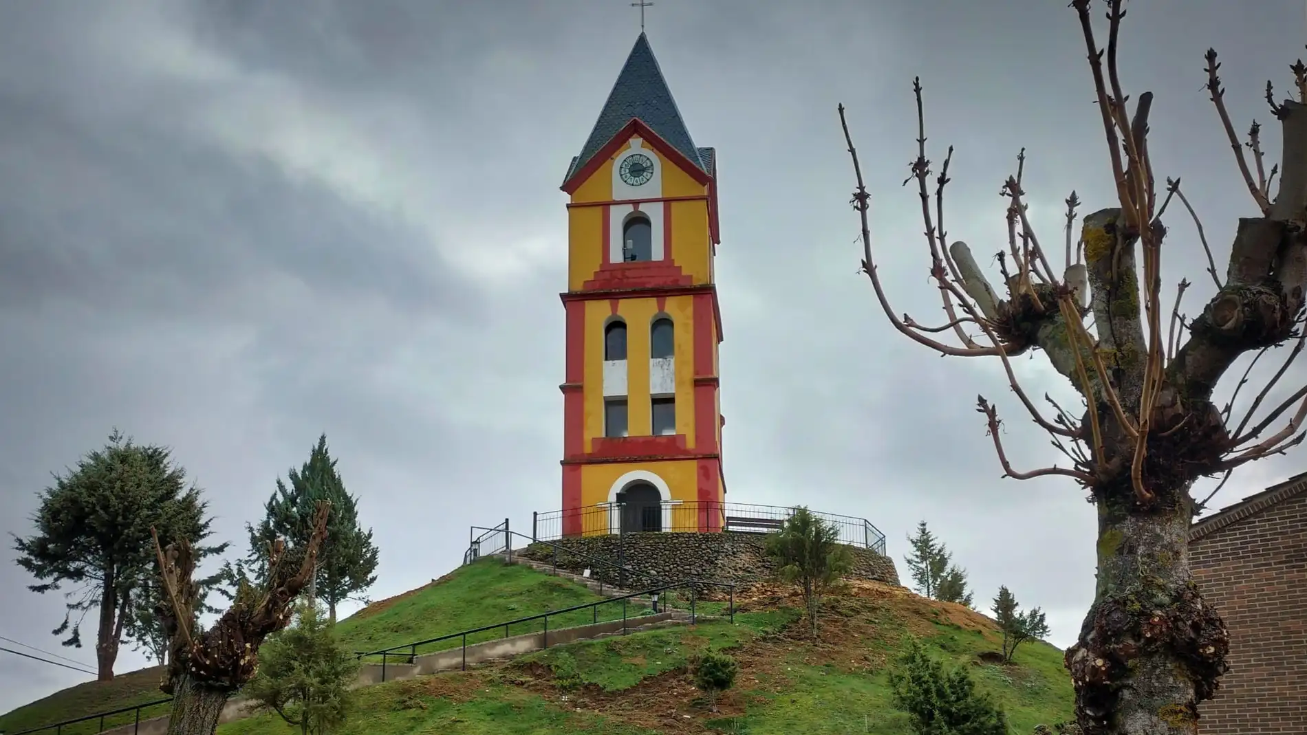 Torre exenta de la Iglesia de Almanza