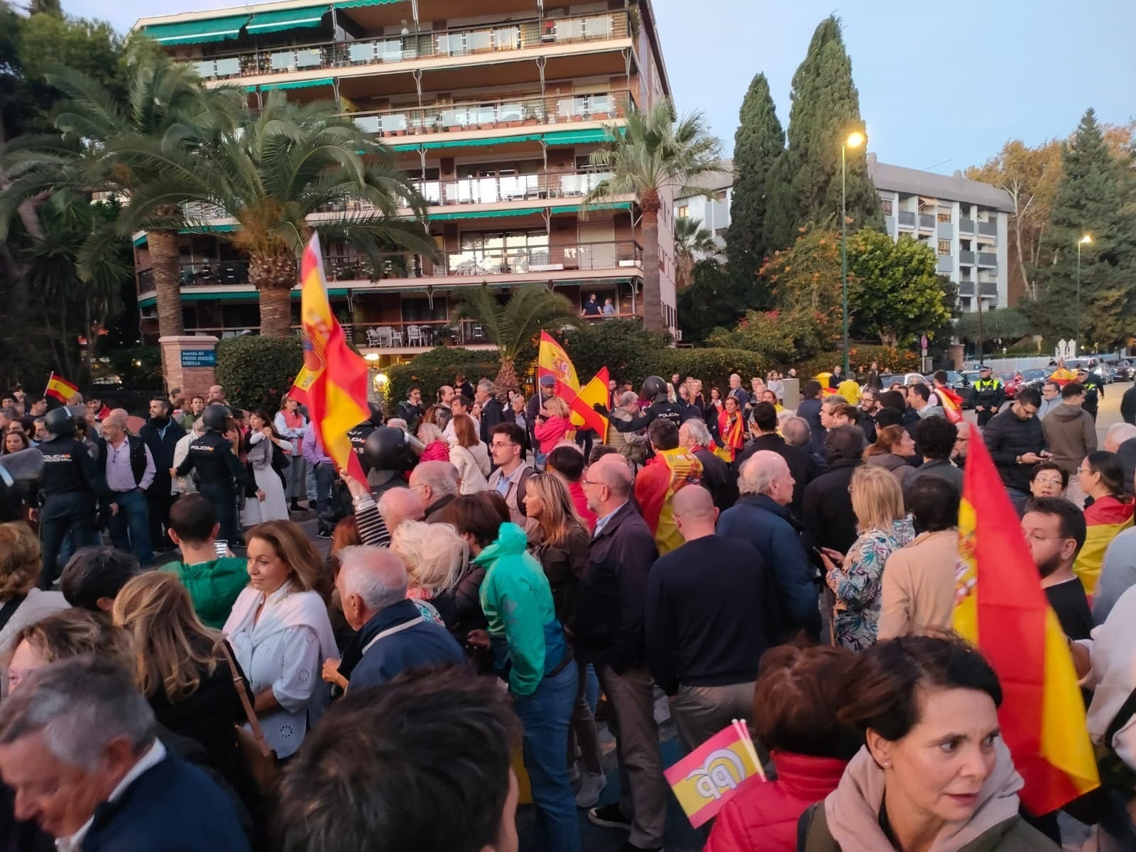 Abucheos e insultos a Pedro Sánchez a su llegada a la reunión con Scholz en Málaga Abucheos e insultos a Pedro Sánchez a su llegada a la reunión con Scholz en Málaga