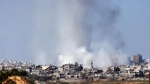 El humo se eleva en la parte norte de la Franja de Gaza, visto desde Sderot, Israel. El humo se eleva en la parte norte de la Franja de Gaza, visto desde Sderot, Israel.