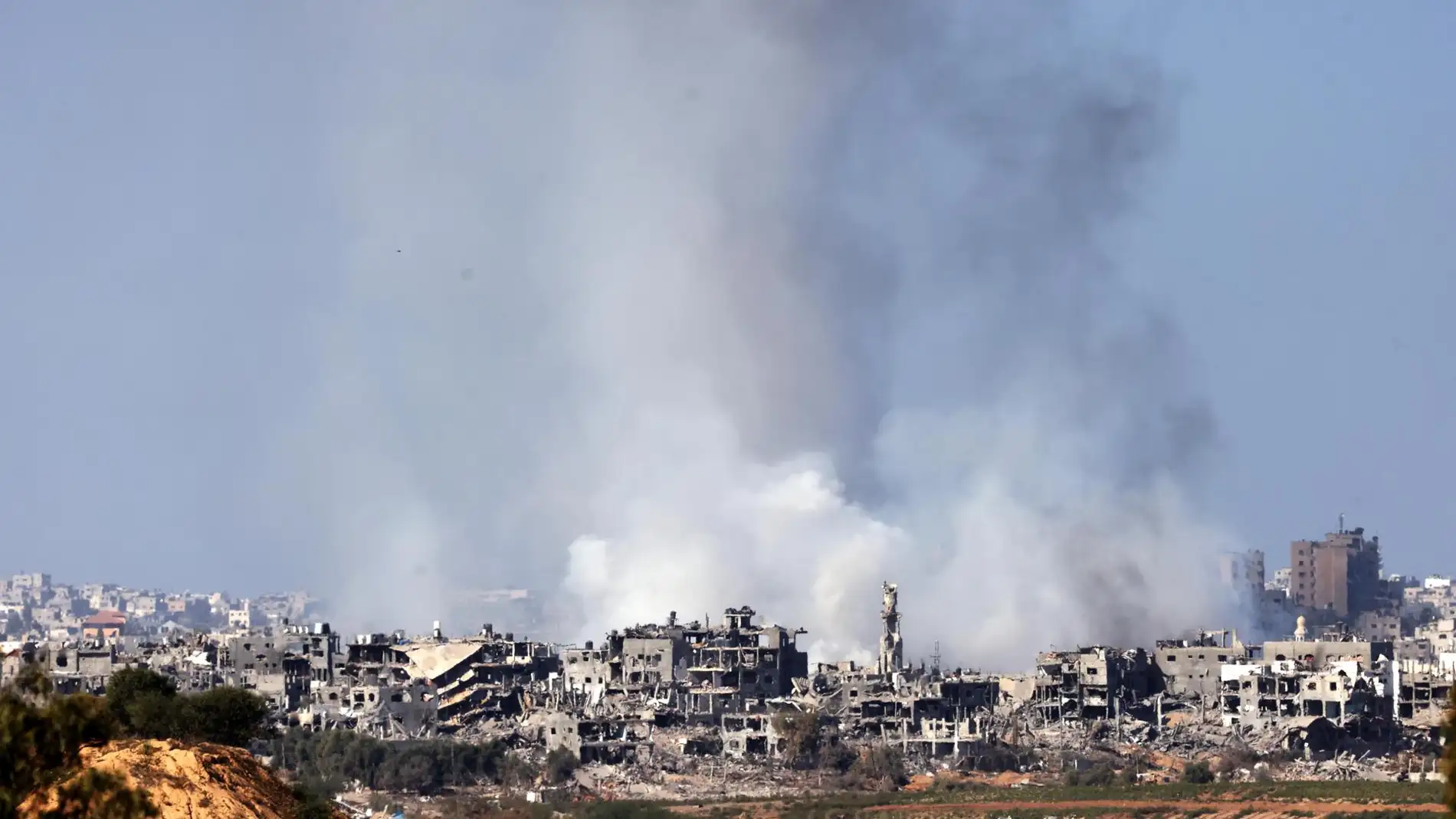 El humo se eleva en la parte norte de la Franja de Gaza, visto desde Sderot, Israel.
