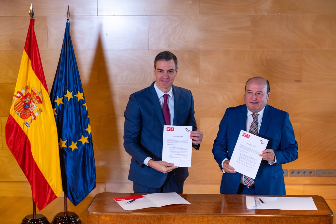 PSOE y PNV pactan el traspaso de competencias pendientes y negociar el reconocimiento nacional de Euskadi PSOE y PNV pactan el traspaso de competencias pendientes y negociar el reconocimiento nacional de Euskadi
