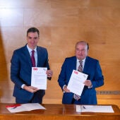 Pedro Sánchez y Andoni Ortúzar muestra el acuerdo firmado entre PSOE y PNV