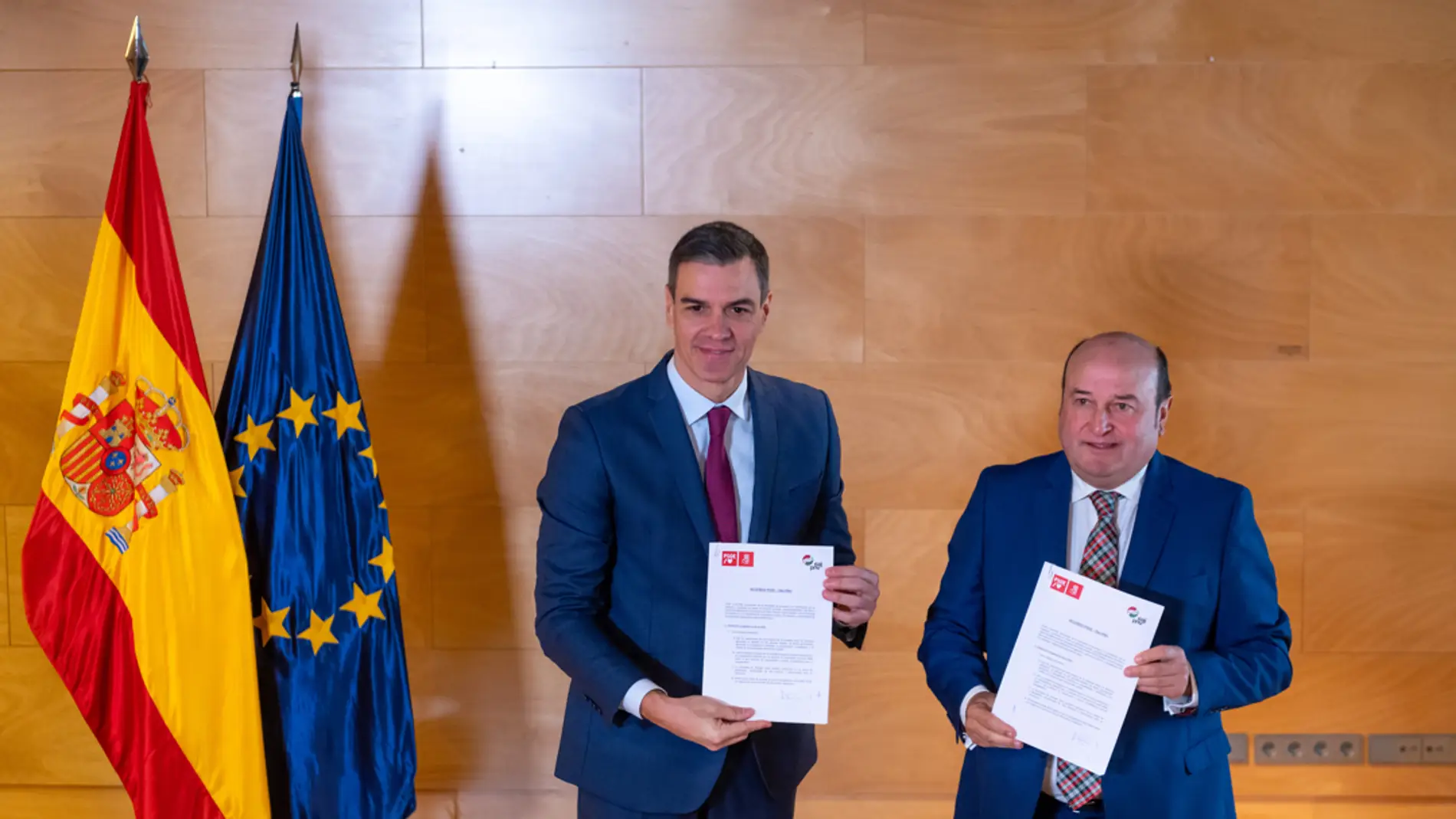 Pedro Sánchez y Andoni Ortúzar muestra el acuerdo firmado entre PSOE y PNV/ EFE/ Fernando Villar