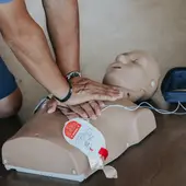 Seis de cada diez paradas cardiacas suceden en el domicilio y las primeras reanimaciones las hacen familiares y testigos. Seis de cada diez paradas cardiacas suceden en el domicilio y las primeras reanimaciones las hacen familiares y testigos.