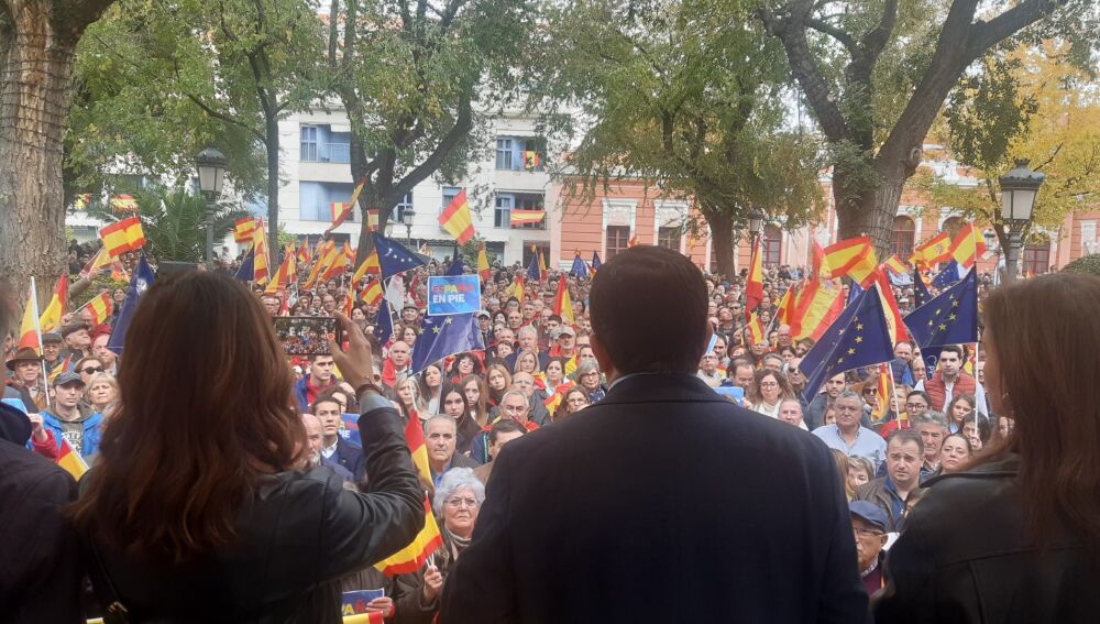 Dirigentes provinciales del PP se dirigen a las personas que han acudido a la concentración
