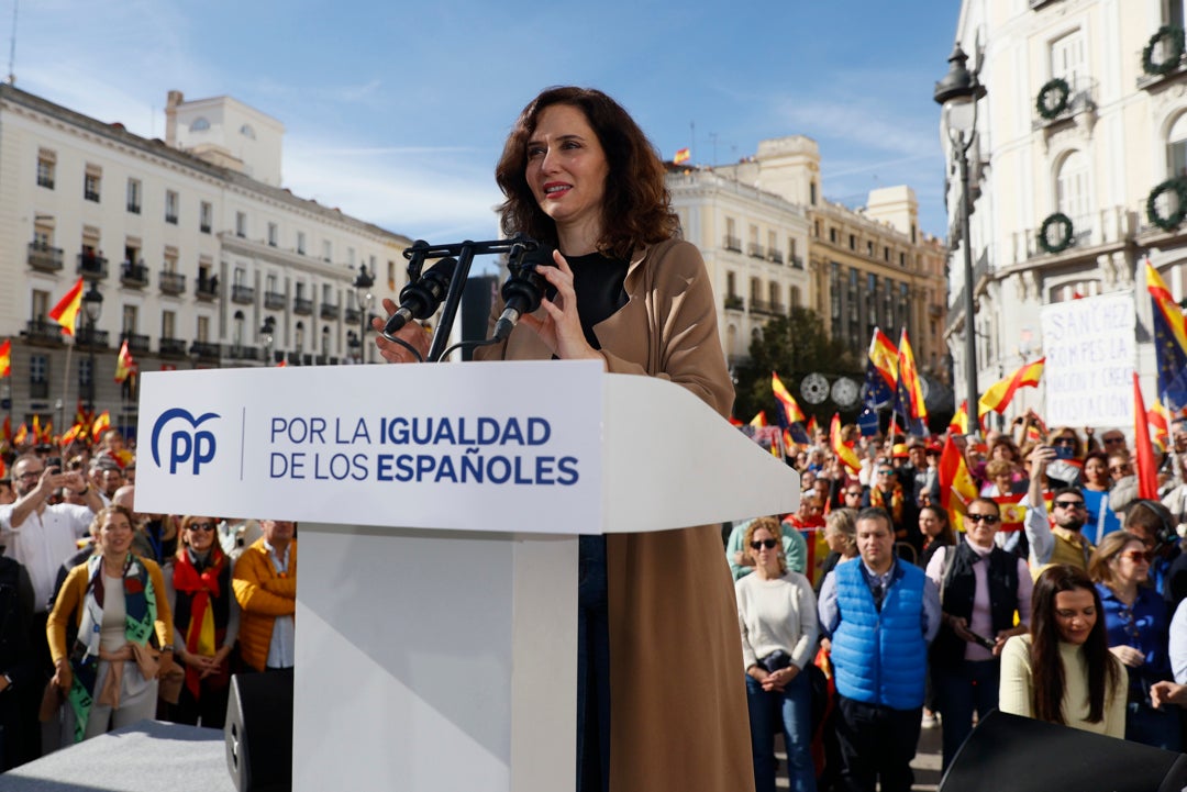 Ayuso avisa: "Nosotros nos encargaremos de devolver golpe por golpe" Ayuso avisa: "Nosotros nos encargaremos de devolver golpe por golpe"