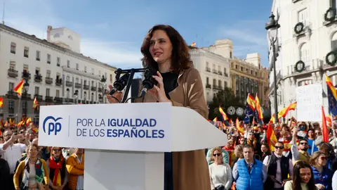 Ayuso avisa: "Nosotros nos encargaremos de devolver golpe por golpe" Ayuso avisa: "Nosotros nos encargaremos de devolver golpe por golpe"