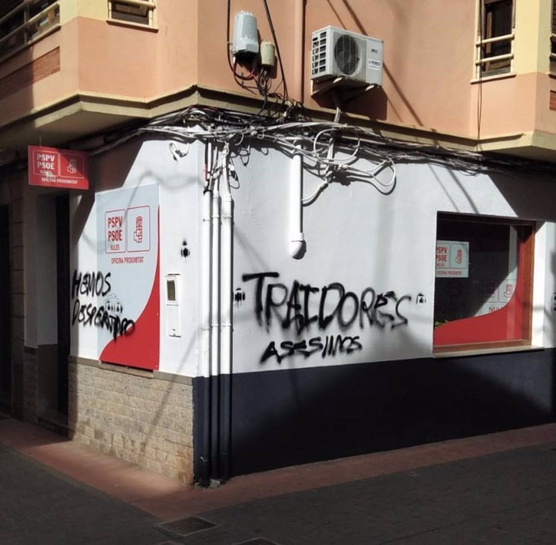 El PSPV denuncia pintadas con frases como "traidores" y "asesinos" en su sede de Nules El PSPV denuncia pintadas con frases como "traidores" y "asesinos" en su sede de Nules
