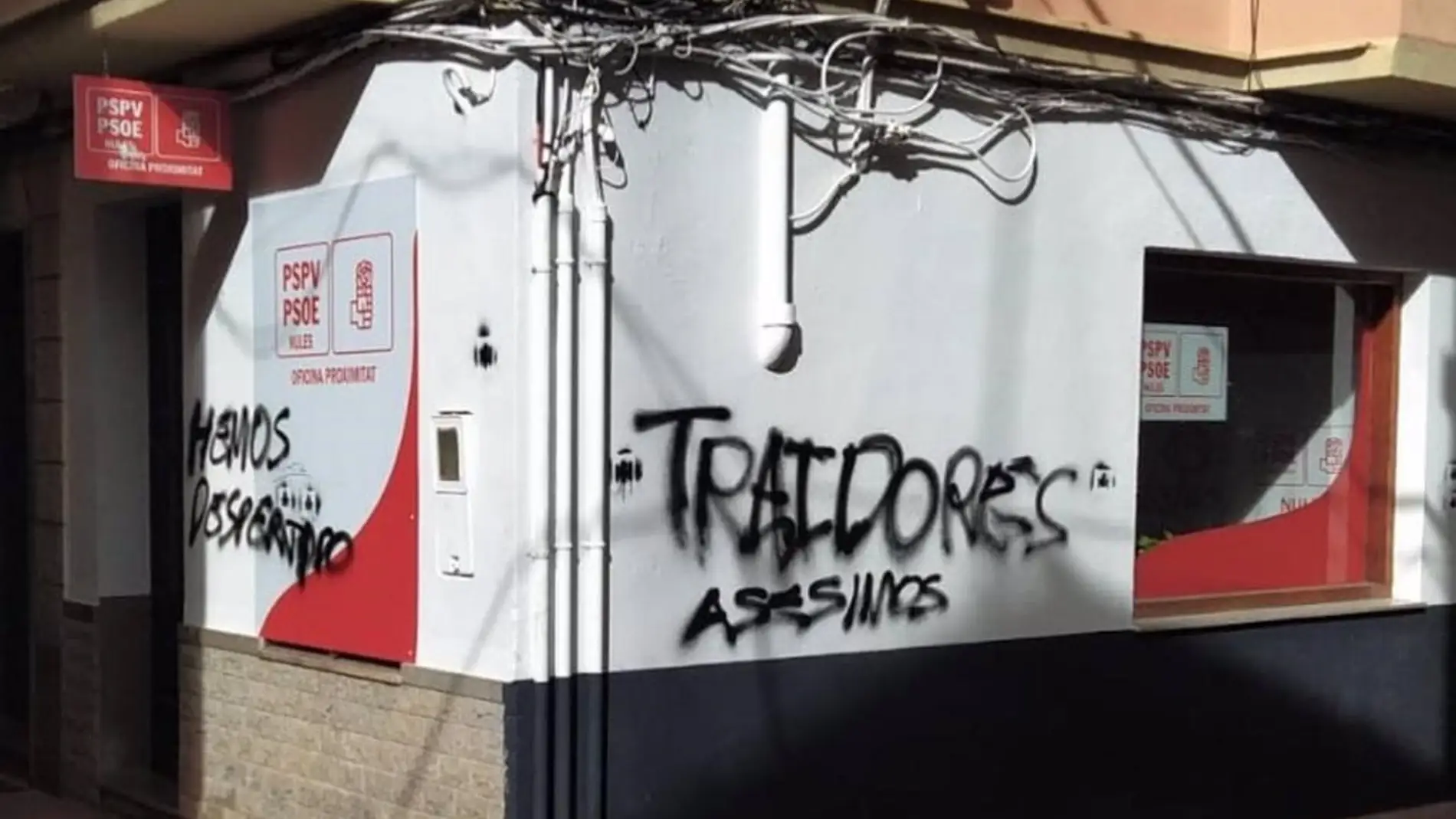 El PSPV denuncia pintadas con frases como "traidores" y "asesinos" en su sede de Nules