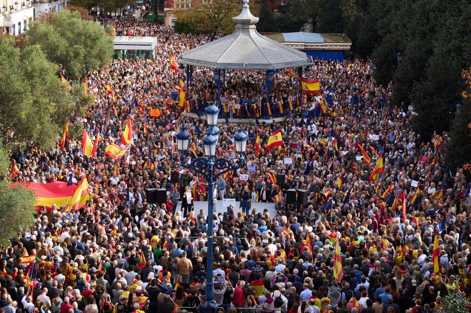 Unas 20.000 personas llenan las calles de Santander contra la amnistía Unas 20.000 personas llenan las calles de Santander contra la amnistía