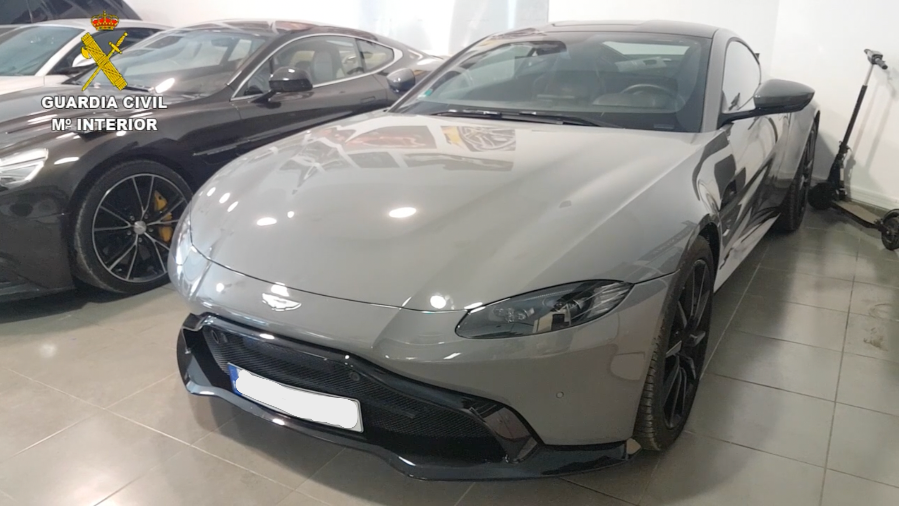 Ocho detenidos en Ibiza por formar parte de una organización criminal que introducía droga en coches de lujo Ocho detenidos en Ibiza por formar parte de una organización criminal que introducía droga en coches de lujo