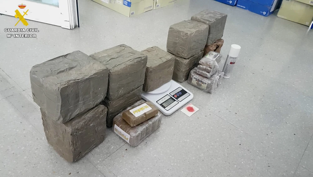 En los 12 registros realizados en Ibiza los agentes se incautaron de 7,3 kilos de cocaína, 14 kilos de hachís 4 kilos de MDMA, 750 gramos de cocaína rosa, 800 gramos de ketamina