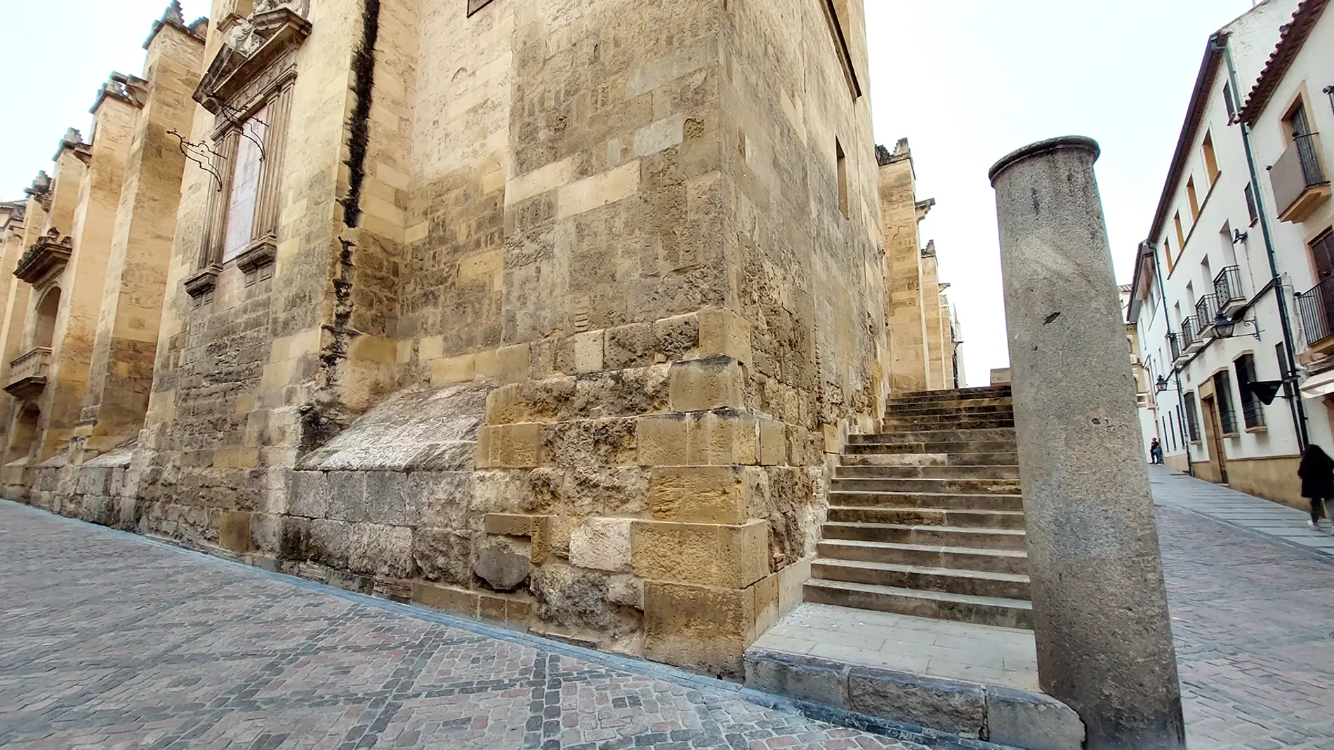El Cabildo inicia la restauración de la esquina suroriental de la fachada de la Mezquita-Catedral