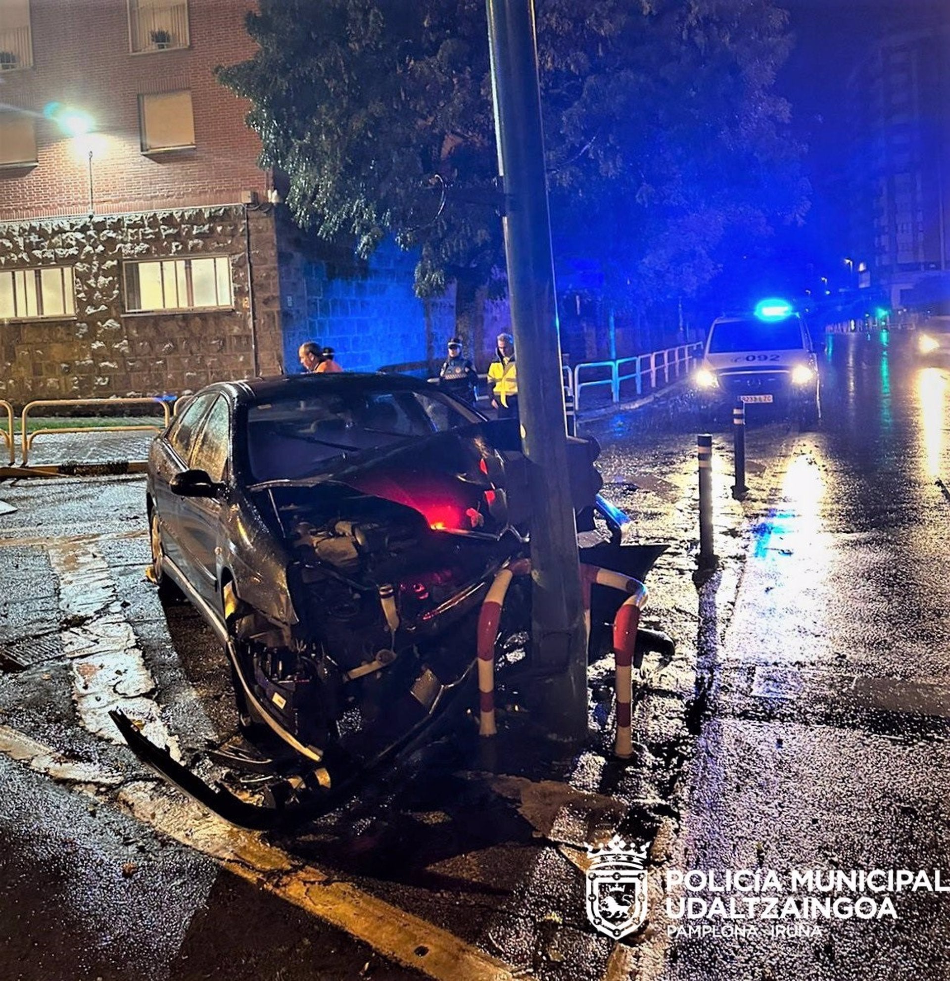 Colisiona contra un poste semafórico en Pamplona y da positivo en alcohol y drogas Colisiona contra un poste semafórico en Pamplona y da positivo en alcohol y drogas