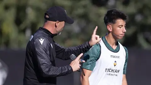 Schreuder durante una sesión de trabajo Schreuder durante una sesión de trabajo