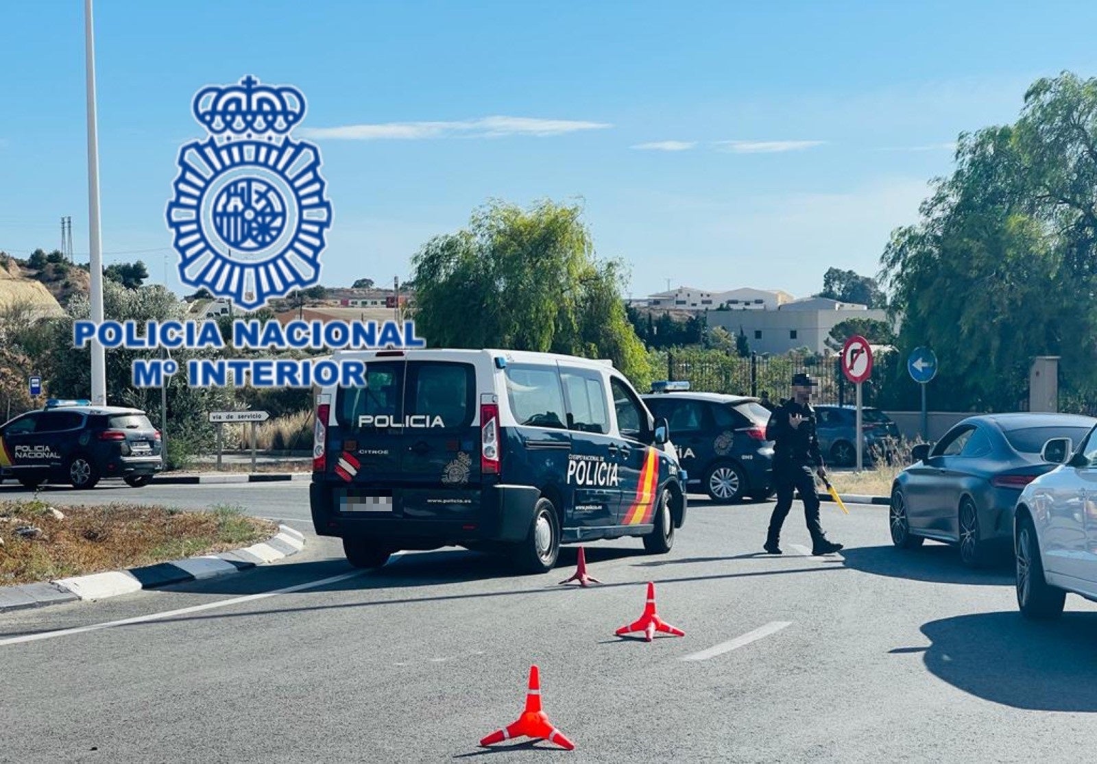 Detenidos en Elche tres hombres tras robar en un chalé de Torrellano y su dueño realizarles fotos Detenidos en Elche tres hombres tras robar en un chalé de Torrellano y su dueño realizarles fotos