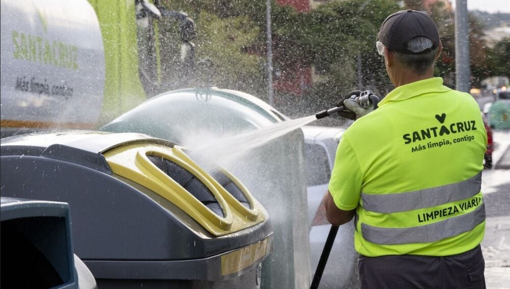 Operarios del servicio de limpieza de Santa Cruz de Tenerife trabajando