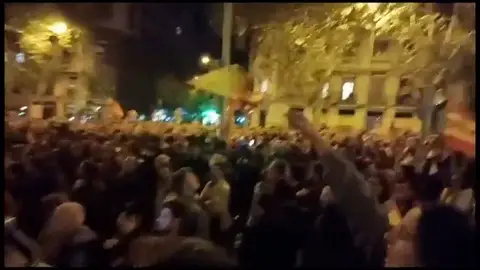 Miles de personas se congregan en Ferraz en la undécima jornada de protestas contra la amnistía