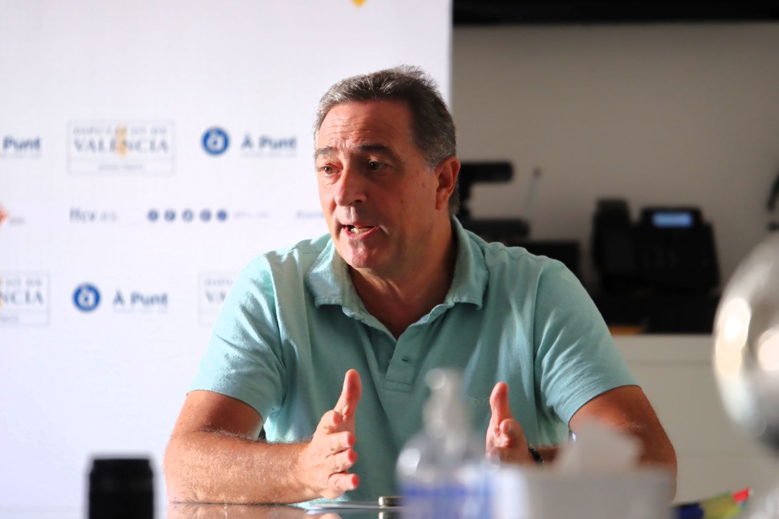 El presidente de la Federación de Fútbol de la Comunidad Valenciana aclara la polémica de las restricciones a los entrenadores El presidente de la Federación de Fútbol de la Comunidad Valenciana aclara la polémica de las restricciones a los entrenadores