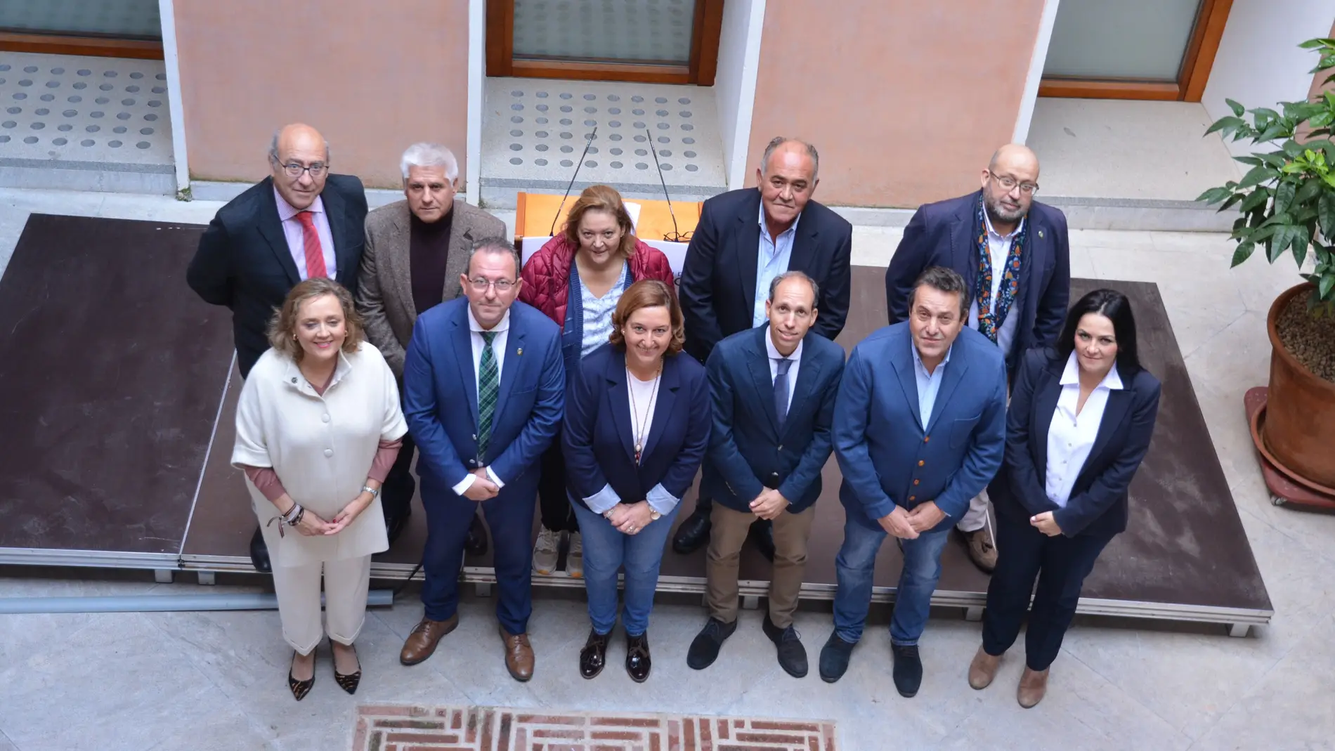 La presidenta de la Diputación, Conchi Cedillo, junto a su equipo de gobierno 