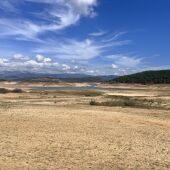 La Diputación adjudica a la empresa EULEN las obras de restauración de la playa del embalse de Aguilar