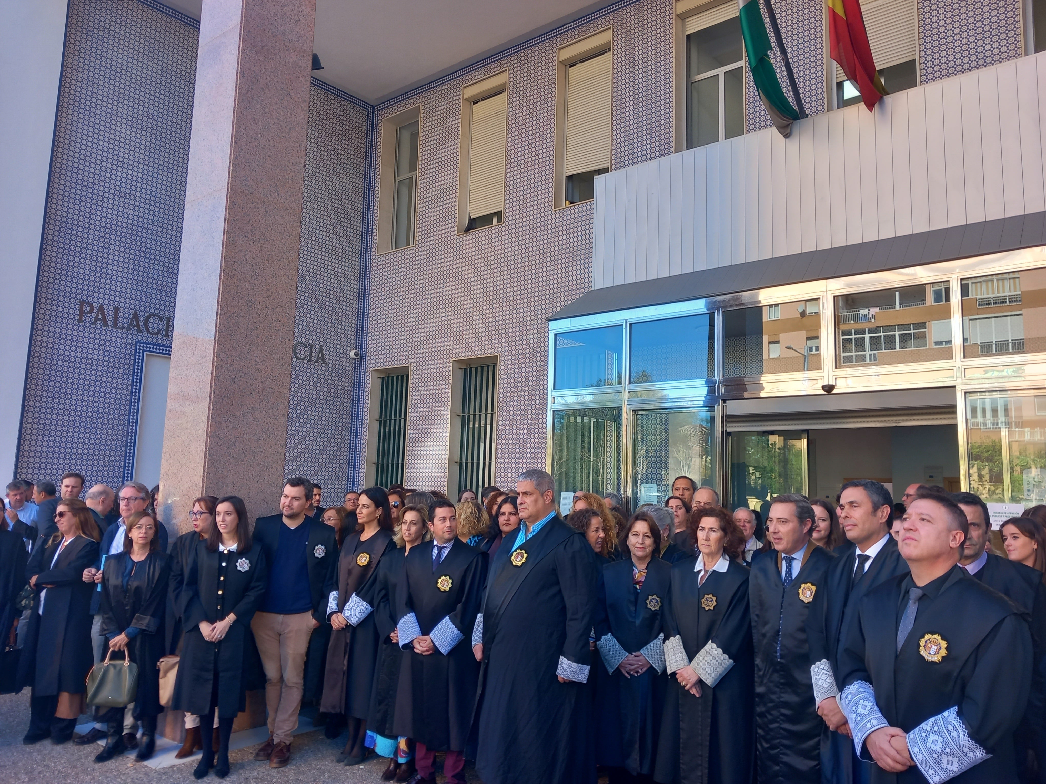 Jueces y Fiscales muestran su preocupación por la Ley de Amnistía con una concentración en Algeciras Jueces y Fiscales muestran su preocupación por la Ley de Amnistía con una concentración en Algeciras