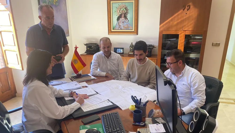 La alcaldesa de Redován, Nely Ruiz, preside la firma del acta de replanteo de las obras de modernización y mejora del Polígono Industrial San Carlos 