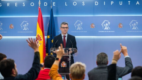 El ministro de la Presidencia, F&eacute;lix Bola&ntilde;os, explica en rueda de prensa en el Congreso de los Diputados los pormenores de la ley de amnist&iacute;a