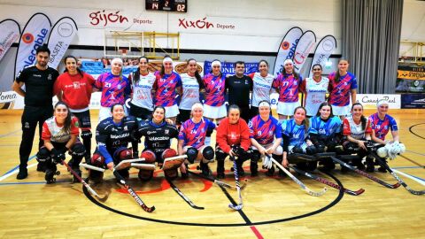 El Telecable pos&oacute; al final del partido con las jugadoras alemanas del Remscheid