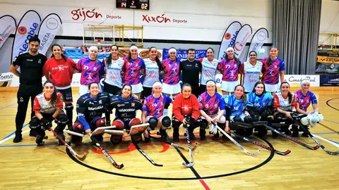 El Telecable posó al final del partido con las jugadoras alemanas del Remscheid El Telecable posó al final del partido con las jugadoras alemanas del Remscheid