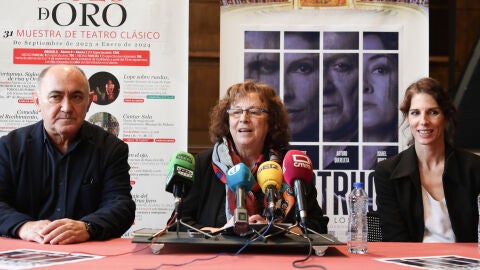 De izquierda a derecha: Arturto Querejeta, la concejala de Cultura, Ana P&eacute;rez y Beatriz Arg&uuml;ello